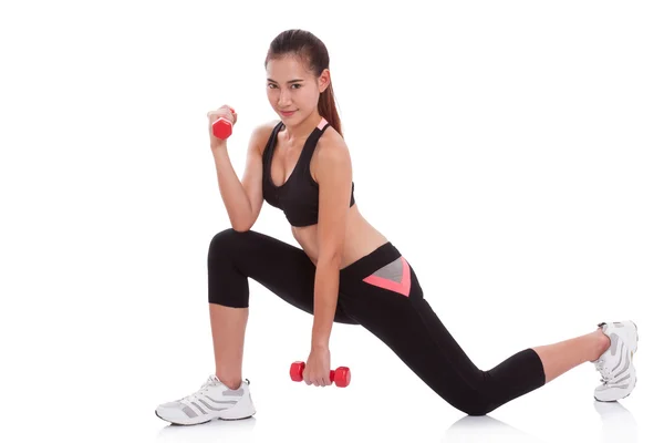 Sport kvinna gör övning med lyft vikter — Stockfoto