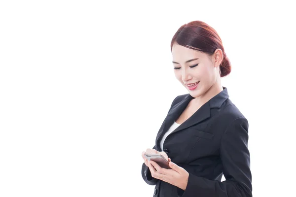 Retrato de una joven mujer de negocios usando un teléfono móvil — Foto de Stock