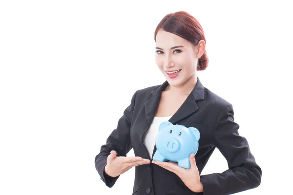 Mujer de negocios sonriente sosteniendo alcancía — Foto de Stock