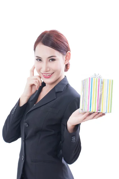 Een portret van prachtige zakenvrouw met doos van de gift en denken — Stockfoto
