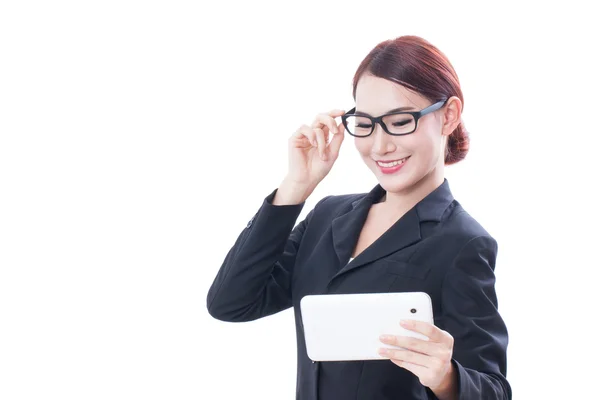 Tablet kullanarak gözlüklü genç iş kadını portresi — Stok fotoğraf