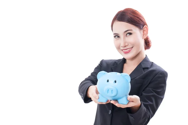 Sonriente joven empresaria sosteniendo alcancía — Foto de Stock