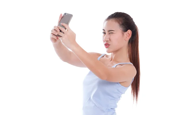 Piękna młoda kobieta biorąc obraz selfie w studio — Zdjęcie stockowe