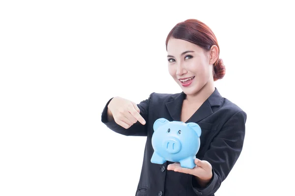 Glimlachende zakenvrouw wijzend op piggy bank geïsoleerd op witte achtergrond — Stockfoto