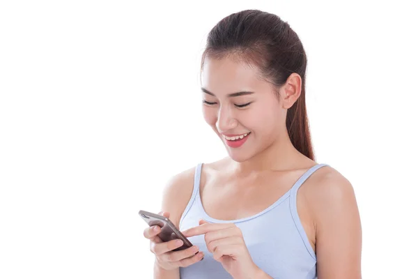 Mujer feliz usando teléfono inteligente sobre fondo blanco — Foto de Stock
