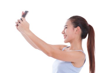 onun smartphone kullanarak bir selfie alarak mutlu Asyalı kadın