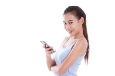 Beyaz arka plan üzerinde akıllı telefon kullanan mutlu kadın