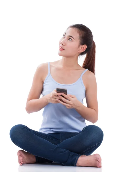 Mujer feliz usando teléfono inteligente sobre fondo blanco — Foto de Stock