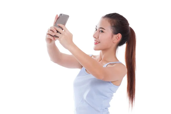 Feliz asiático mujer tomando un selfie usando su smartphone — Foto de Stock