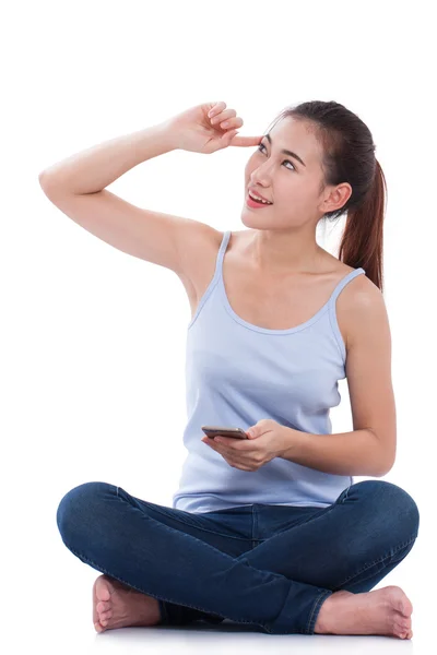 Mujer feliz usando smartphone y pensando en fondo blanco — Foto de Stock