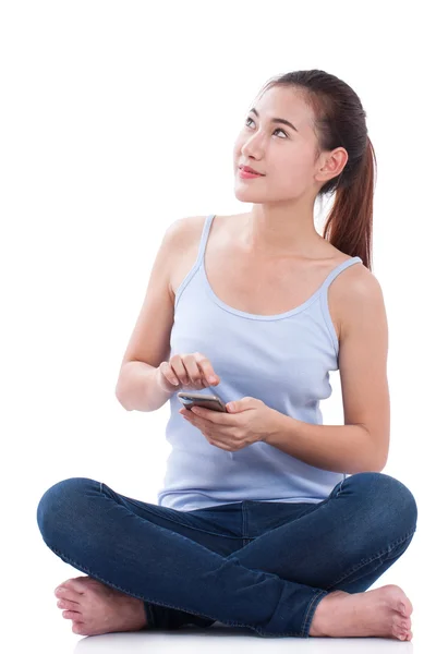 Mulher feliz usando smartphone no fundo branco — Fotografia de Stock