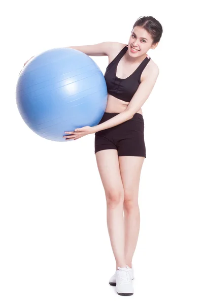 Junge Frau macht Übungen mit Fitnessball. — Stockfoto