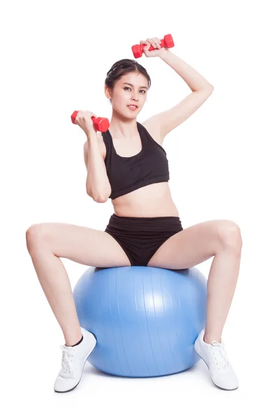 Fitness mujer entrenamiento deportivo con pelota de ejercicio y levantamiento de pesas —  Fotos de Stock