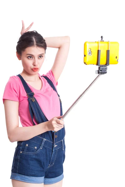 Щаслива жінка робить фотографії зі смартфоном selfie stick — стокове фото