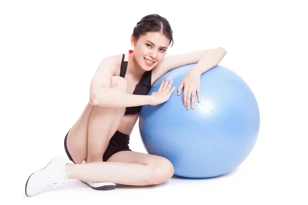 Sport junge Frau macht Übungen mit Fitnessball — Stockfoto