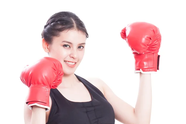 Фитнес-женщина в красных боксерских перчатках — стоковое фото