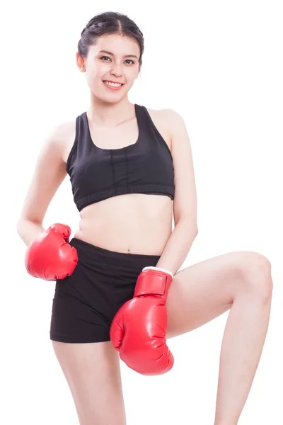 Mujer fitness con los guantes de boxeo rojos — Foto de Stock