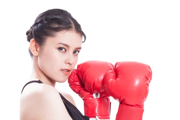 Mujer fitness con los guantes de boxeo rojos — Foto de Stock