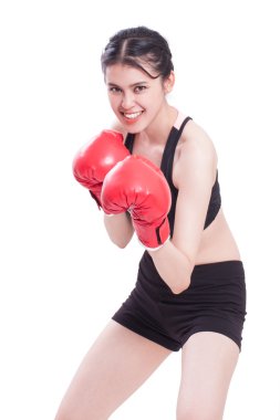Fitness kadın kırmızı boks eldivenli.