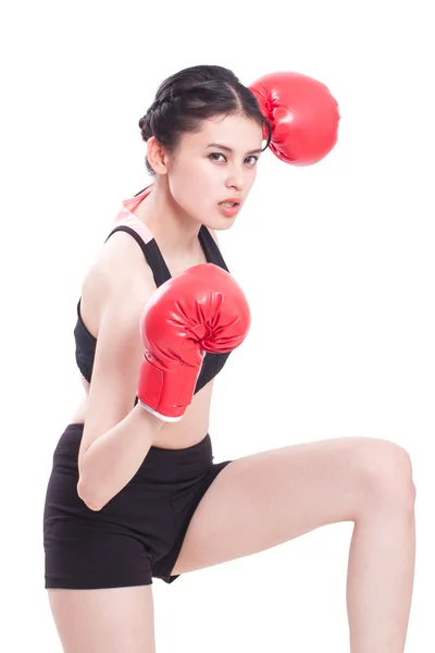 Mujer fitness con los guantes de boxeo rojos — Foto de Stock