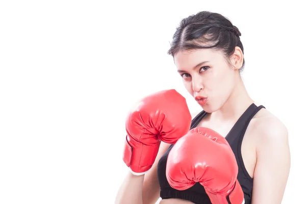 Фитнес-женщина в красных боксерских перчатках — стоковое фото