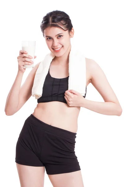 Krásná zdravá žena drží sklenici mléka — Stock fotografie