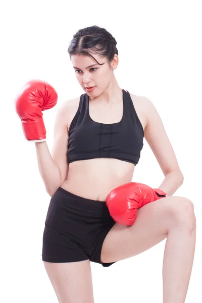 Mulher fitness com as luvas de boxe vermelho . — Fotografia de Stock