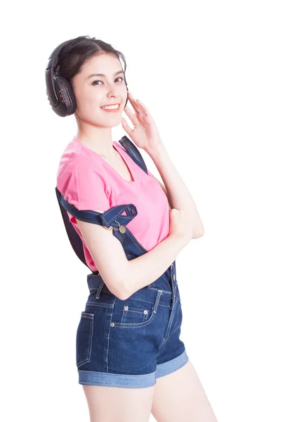 音楽を聴く若い女性. — ストック写真