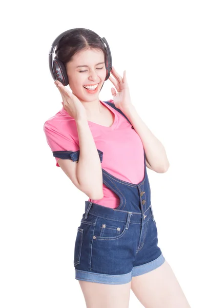 Jonge vrouw luisteren naar muziek en dansen. — Stockfoto
