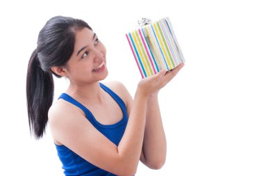 genç bir kadın tutarak hediye