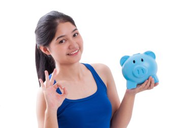 Mutlu kadın kumbara ile ok işaret beyaz arka plan üzerinde izole gösteren işaret