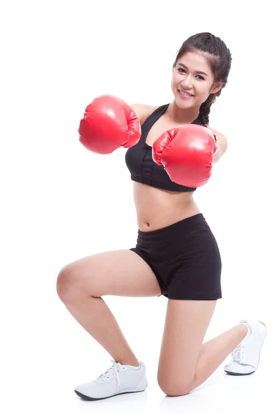 Mulher fitness com luvas de boxe vermelho — Fotografia de Stock
