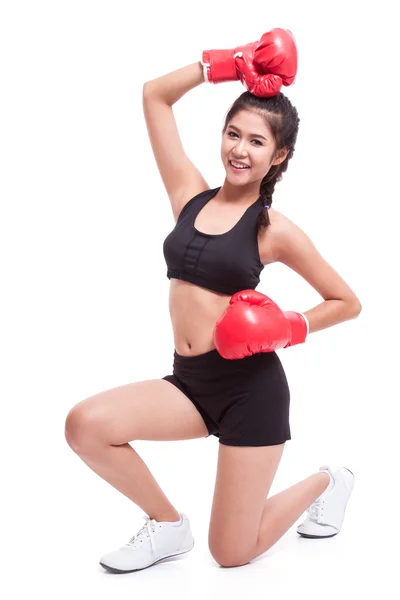 Mulher fitness com luvas de boxe vermelho — Fotografia de Stock