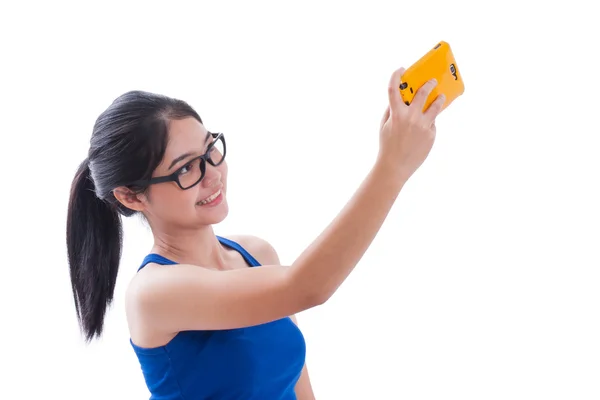 Jovem mulher tirando foto selfie no estúdio — Fotografia de Stock