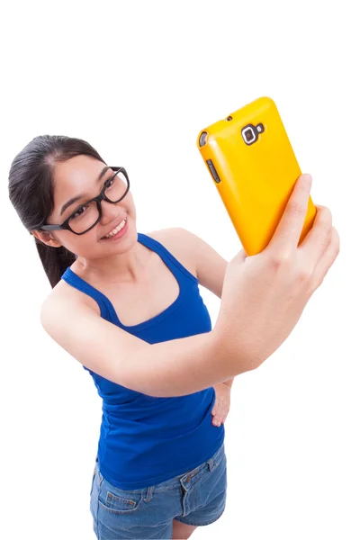 Joven mujer tomando foto selfie en el estudio — Foto de Stock