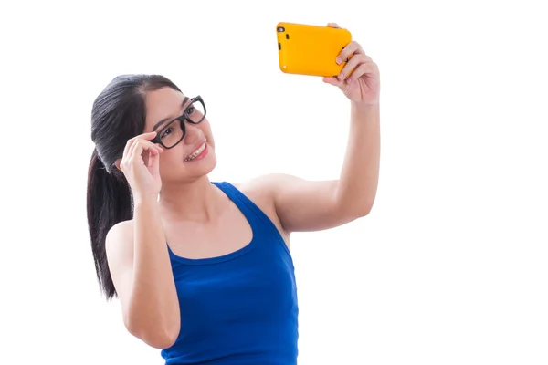 Jovem mulher tirando foto selfie no estúdio — Fotografia de Stock