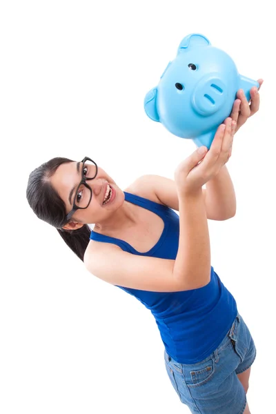 Jonge vrouw met piggy bank geïsoleerd op witte achtergrond — Stockfoto