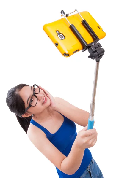 Šťastná žena focením s smartphone selfie stick — Stock fotografie