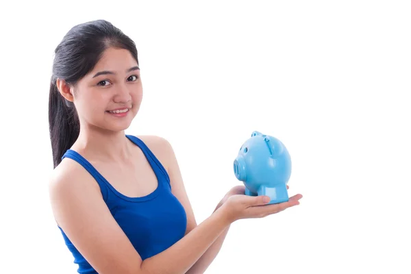 Gelukkig jonge vrouw met piggy bank geïsoleerd op witte achtergrond — Stockfoto