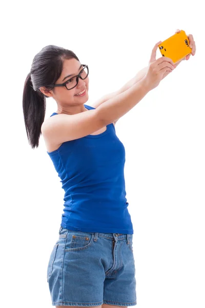 Jovem mulher tirando foto selfie no estúdio — Fotografia de Stock