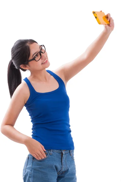 Bela sorrindo jovem mulher tomando selfie foto no estúdio — Fotografia de Stock