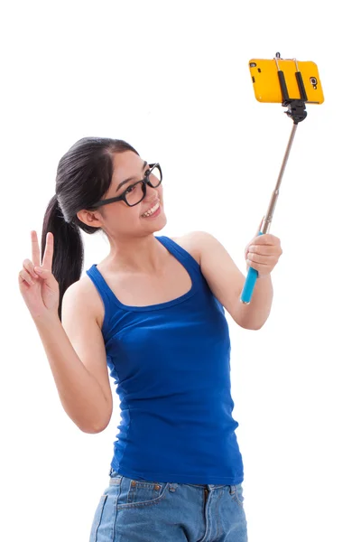 Šťastná žena focením s smartphone selfie stick — Stock fotografie