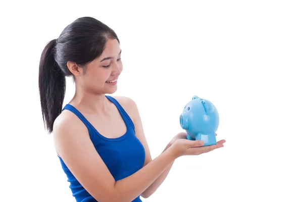 Jonge vrouw met piggy bank geïsoleerd op witte achtergrond — Stockfoto