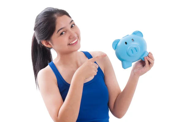 Gelukkig jonge vrouw met piggy bank geïsoleerd op witte achtergrond — Stockfoto