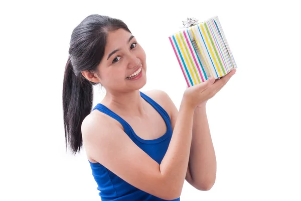 Mujer joven sosteniendo regalo — Foto de Stock