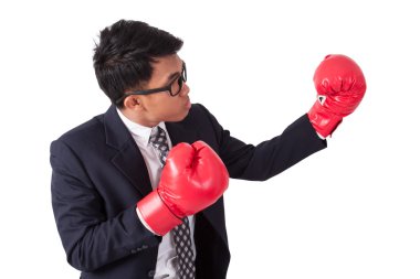 Kırmızı boks eldiven giyen işadamı