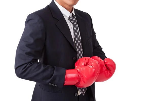 Homme d'affaires portant des gants de boxe rouge — Photo