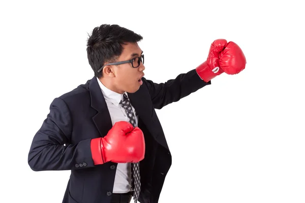 Homme d'affaires portant des gants de boxe rouge — Photo