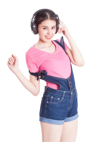 Junge Frau hört Musik — Stockfoto