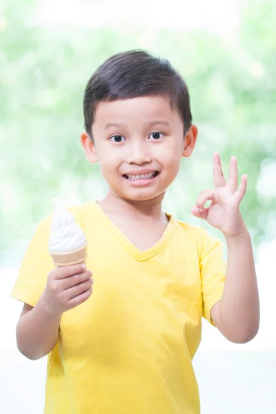 Azjatycki chłopiec jedzenie lodów. — Zdjęcie stockowe